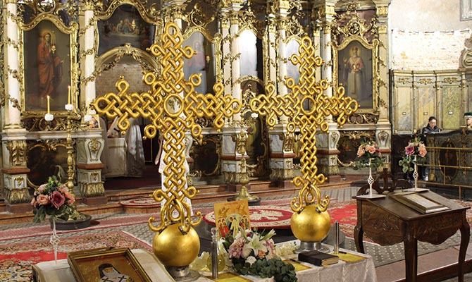Új keresztek kerültek a szenttamási orthodox templom tetejére